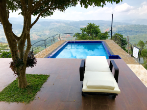 Swim pool with a a unbelievable view in Kandy club lespri